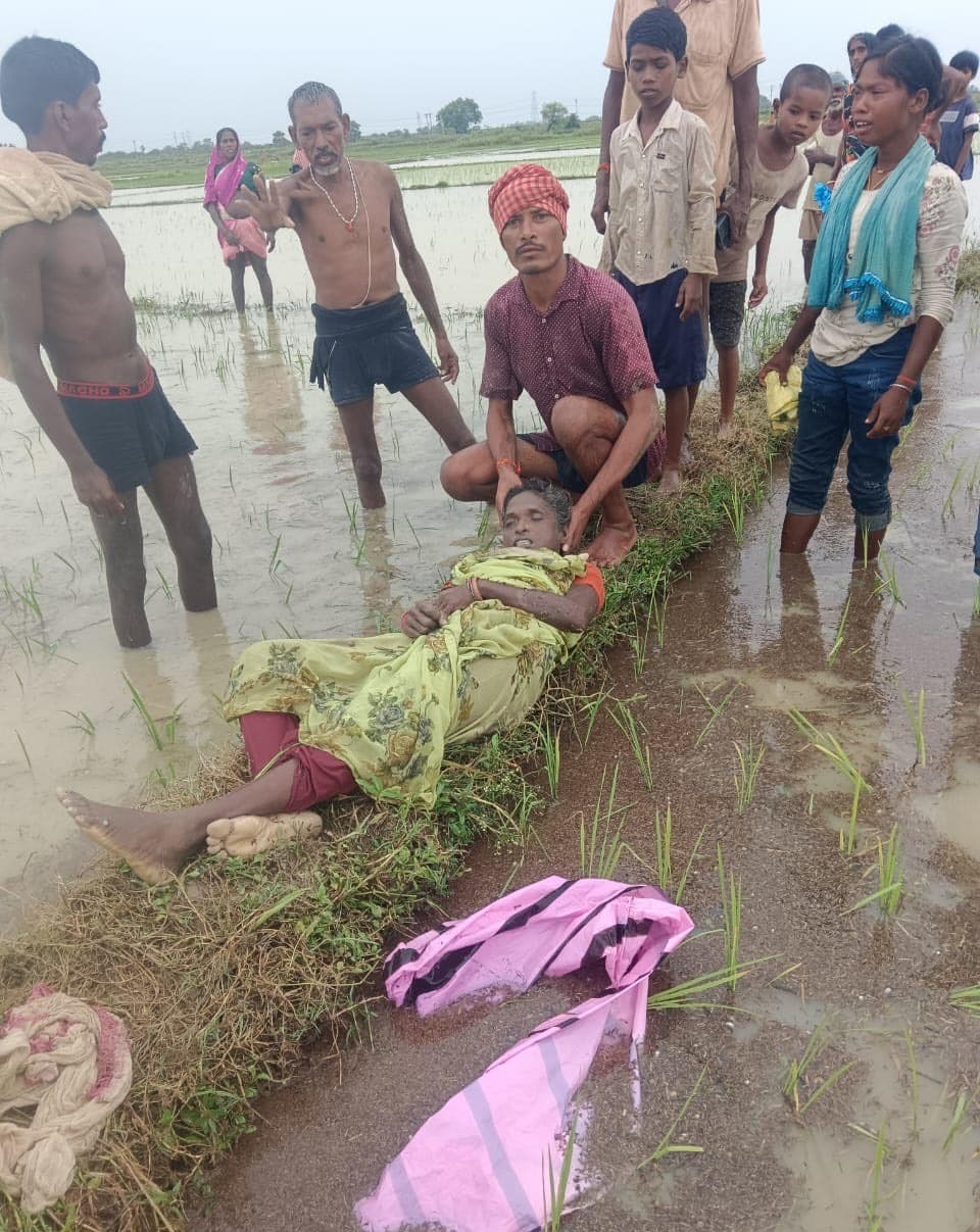 वज्रपात की चपेट में आने से धनरोपनी कर रही एक महिला की मौत, एक झुलसी