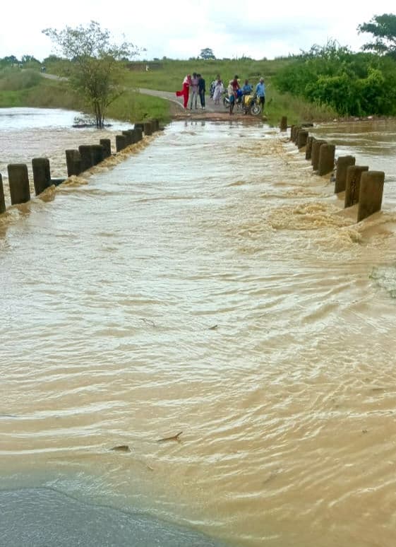 छलका पुल से ऊपर बह रहा पानी, बसकी व मसमानो के ग्रामीणों को परेशानी