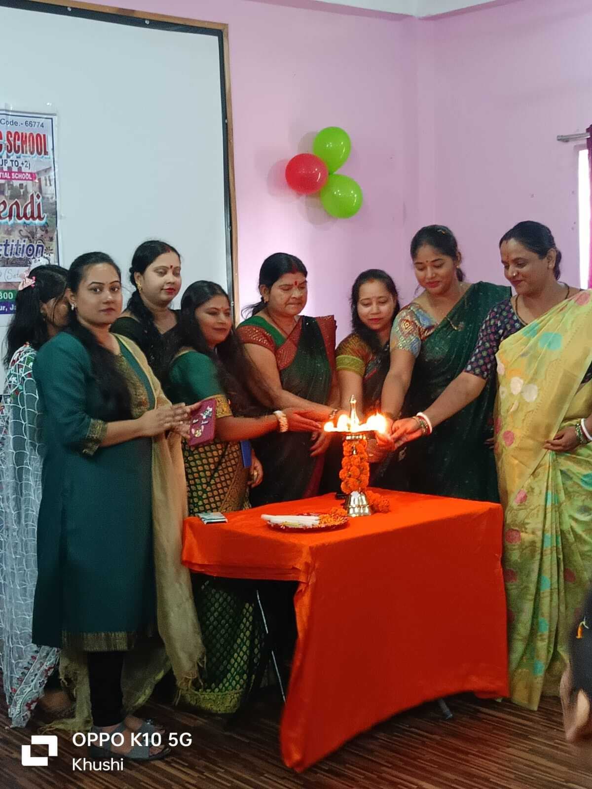 मेहंदी प्रतियोगिता में छात्राओं ने दिखायी रचनात्मक प्रतिभा