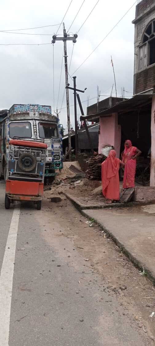 घर में घुसा ट्रक, बाल बाल बचे लोग