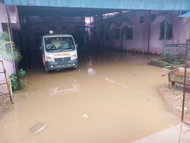 सारवां: सीएचसी के एंबुलेंस गैरेज में भरा पानी, हो रही परेशानी