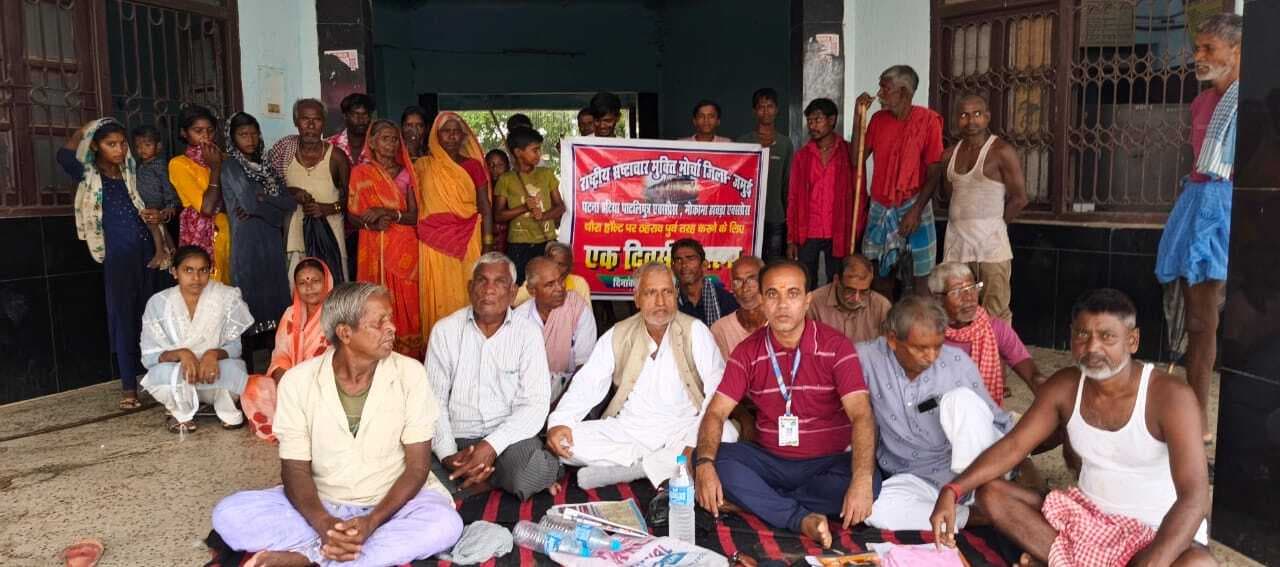 चौरा हॉल्ट पर ट्रेन ठहराव को लेकर दिया धरना
