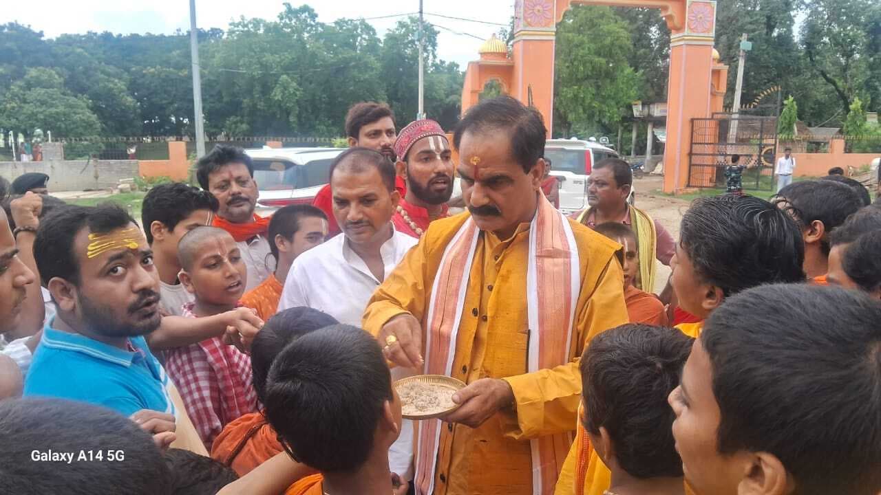 Darbhanga News: दुर्वा व अक्षत देकर सांसद ने लगमा में संतों को दिया पुनौराधाम का आमंत्रण