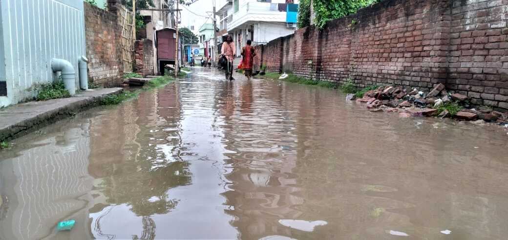 Darbhanga News: दो दिनाें की झमाझम बारिश से पूरा शहर में जलजमाव, मिट गया सड़क व नाले का फर्क