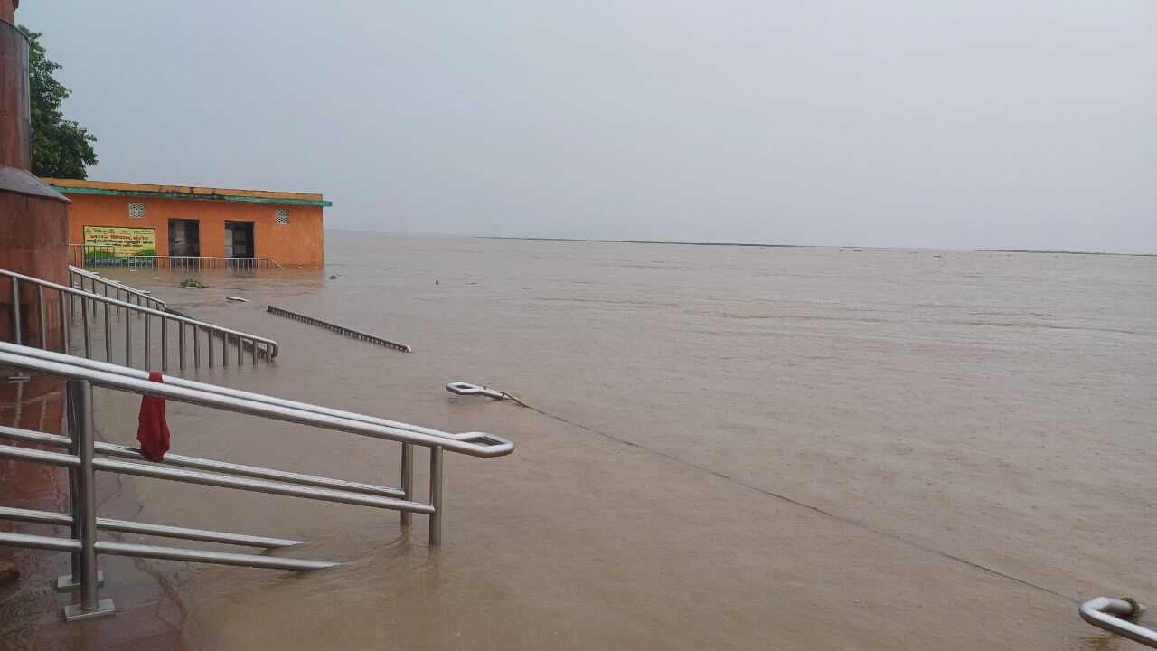 उफान पर गंगा, चारों तरफ बाढ़ के पानी से घिरे दियारा क्षेत्र के गांव