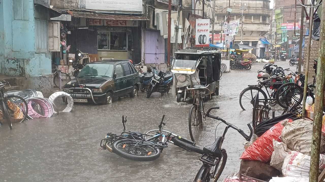 बारिश के पानी से शहर के कई इलाकों में जलजमाव, बढ़ी परेशानी