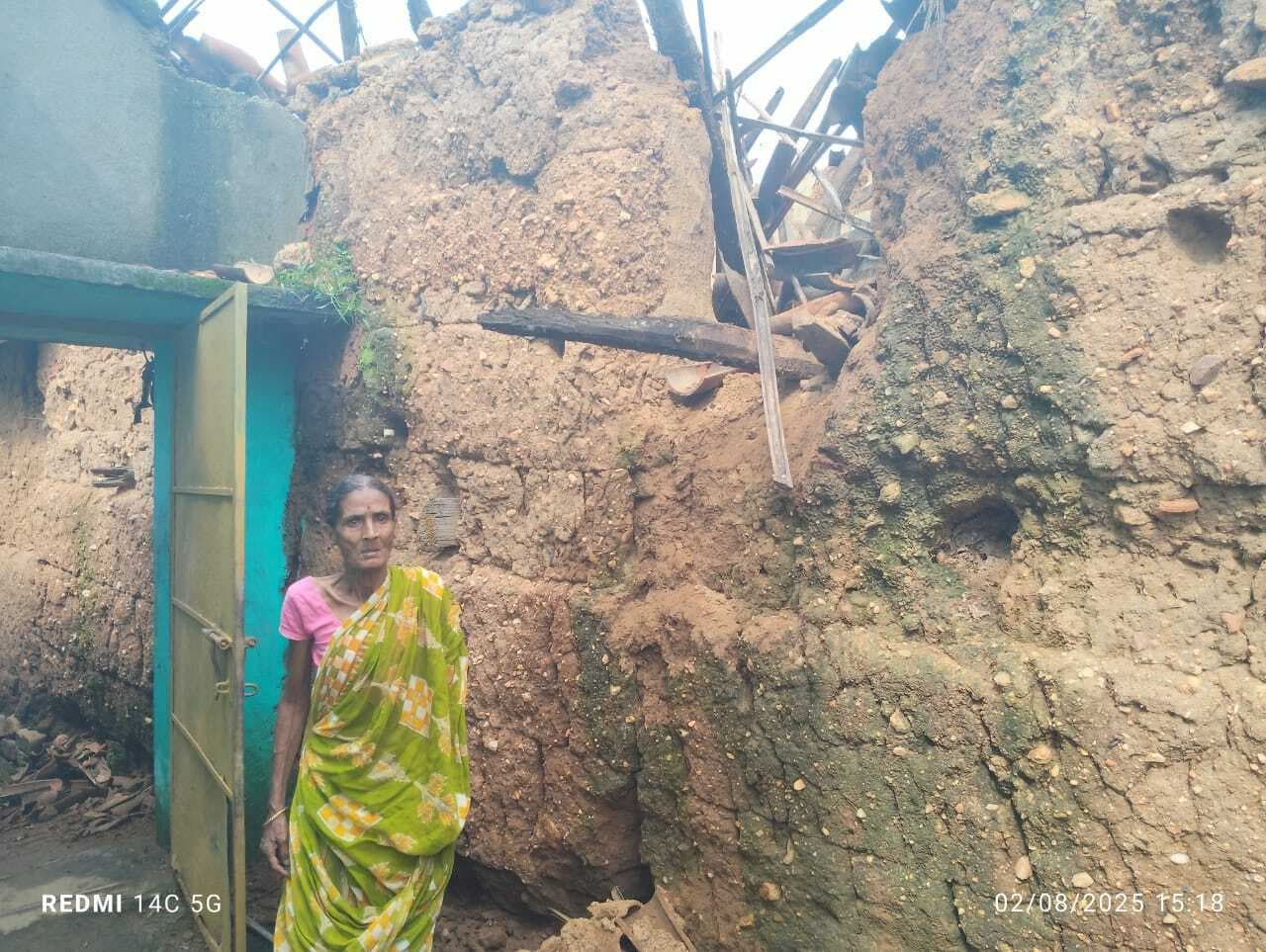 चितरा: भारी बारिश ने छीना वृद्धा का आशियाना