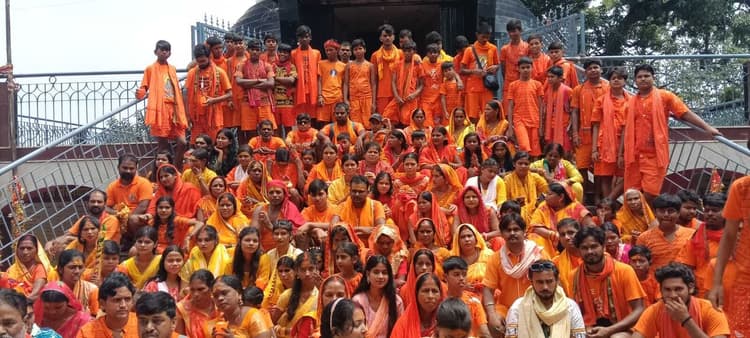 Giridih News :बगोदर से झारखंडधाम रवाना हुआ कांवरियों का जत्था