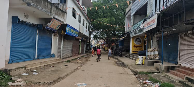 Chaibasa News : मनोहरपुर में नहीं खुलीं दुकानें वाहनों का परिचालन ठप रहा