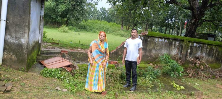 Giridih News: हाथियों के झुंड ने चहारदीवारी तोड़ी, फसलों को रौंदा