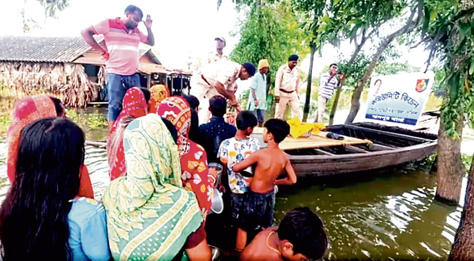 जलमग्न इलाके के पीड़ित और भूखे लोगों को पुलिस करा रही है भोजन