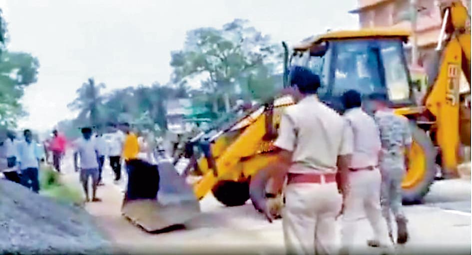 पुलिस के बुलडोजर एक्शन से दासपुर इलाके में हड़कंप