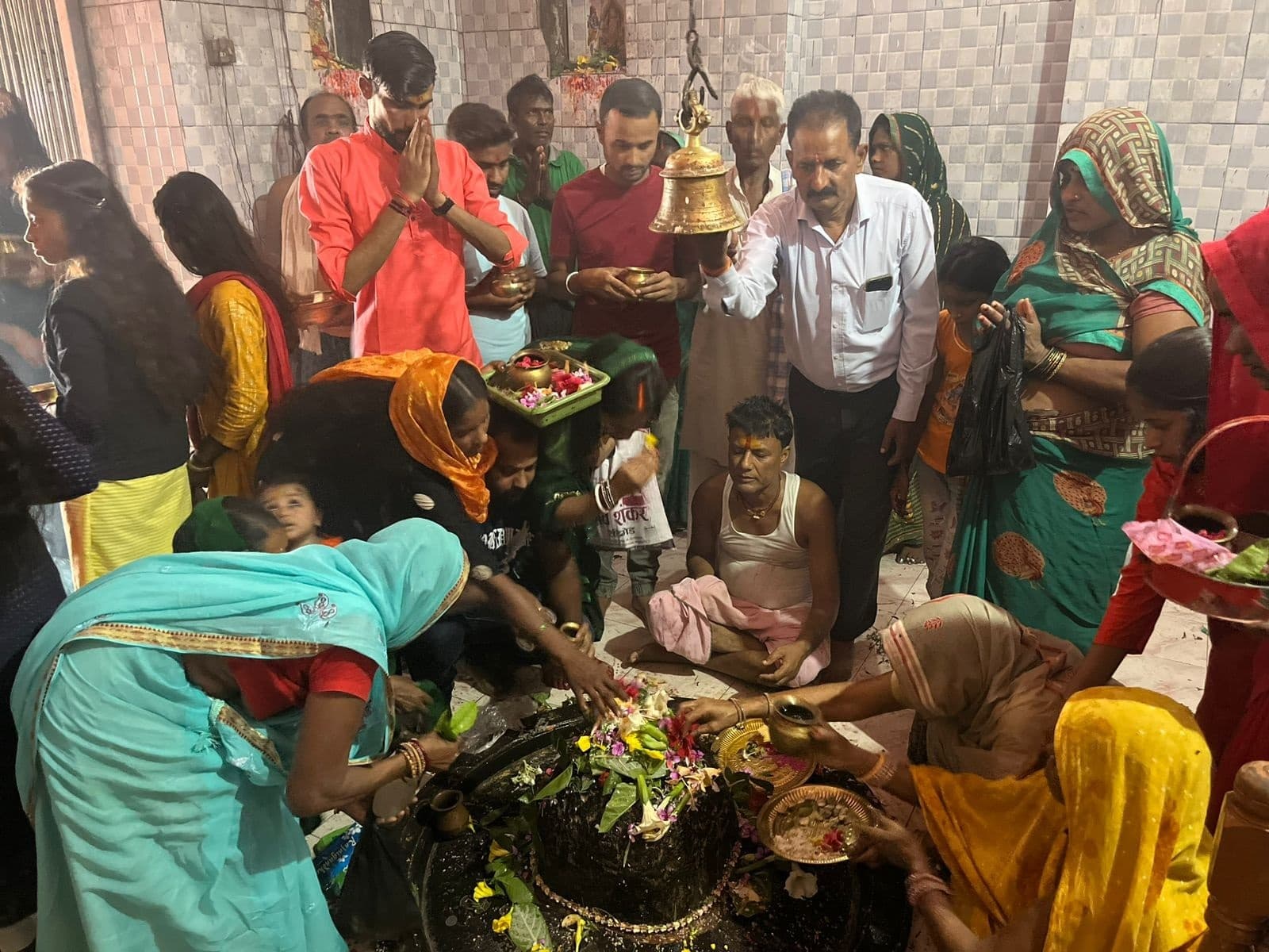 Motihari: महमादा शिव मंदिर में शिव भक्तों ने किया जलाभिषेक