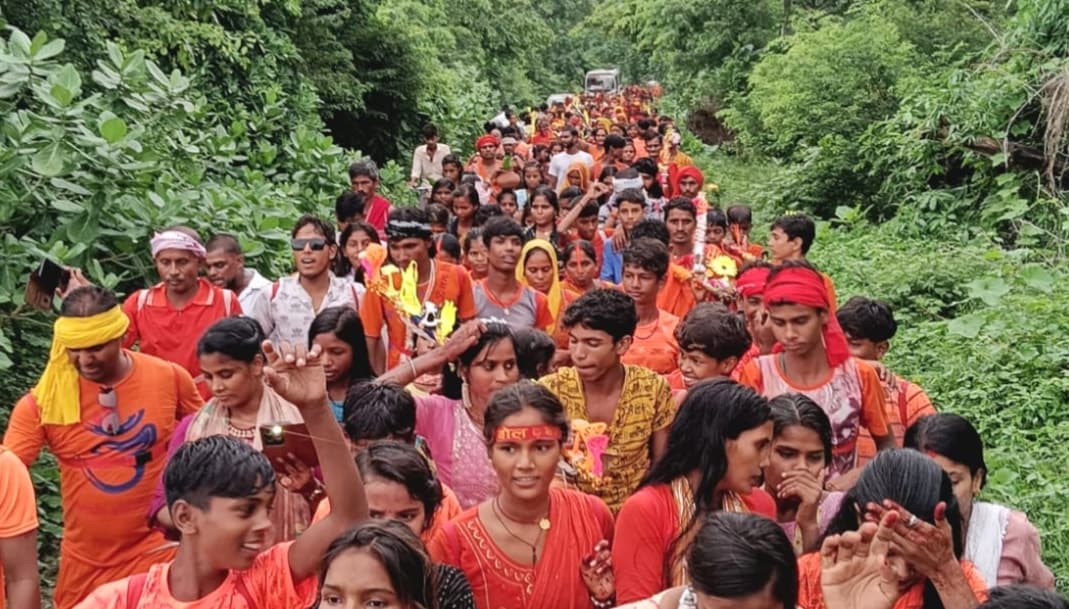 निलहगिरी नौहट्टा बड़वा पहाड़ी शिव मंदिर में हजारों कांवरियों ने किया जलाभिषेक