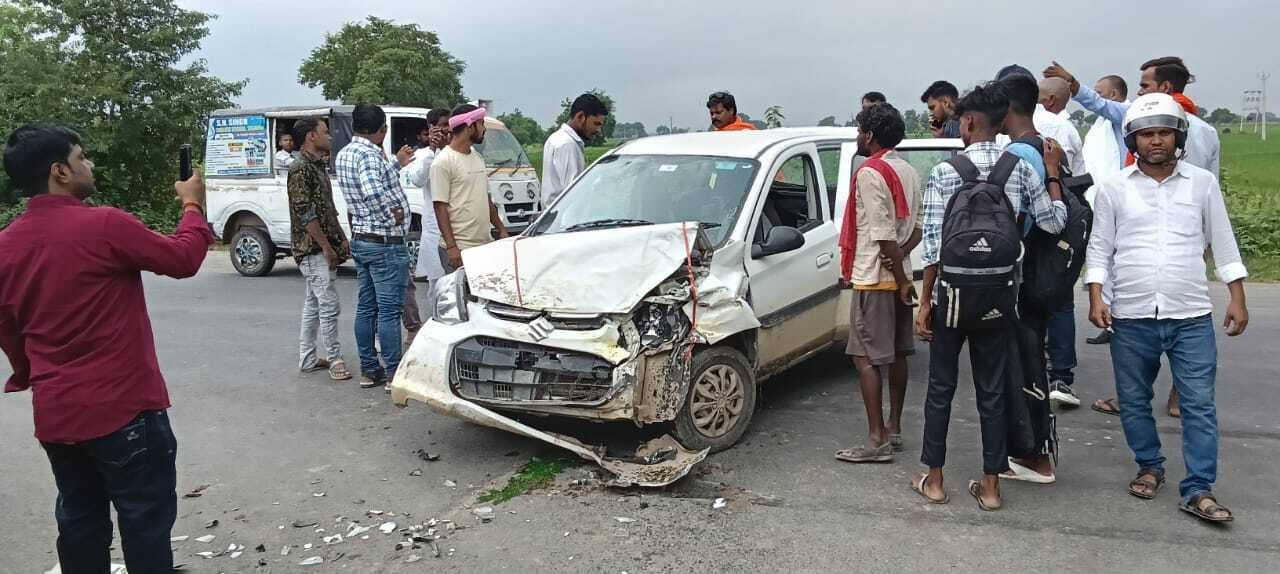 रोहिया गेट के समीप स्कूली वाहन व कार में टक्कर, दो घायल