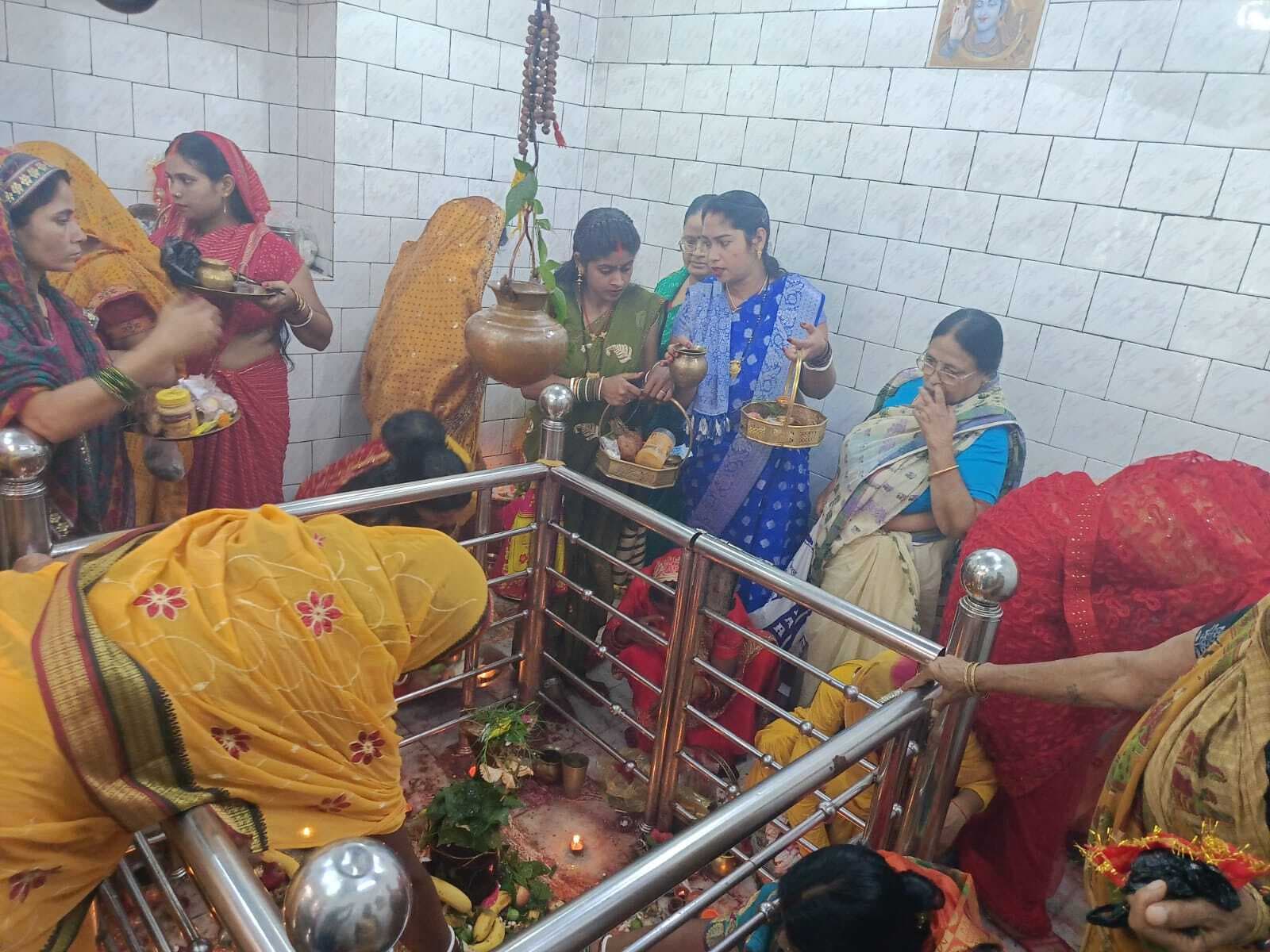 अंतिम सोमवारी पर शिव मंदिरों में उमड़ी श्रद्धालुओं की भीड़