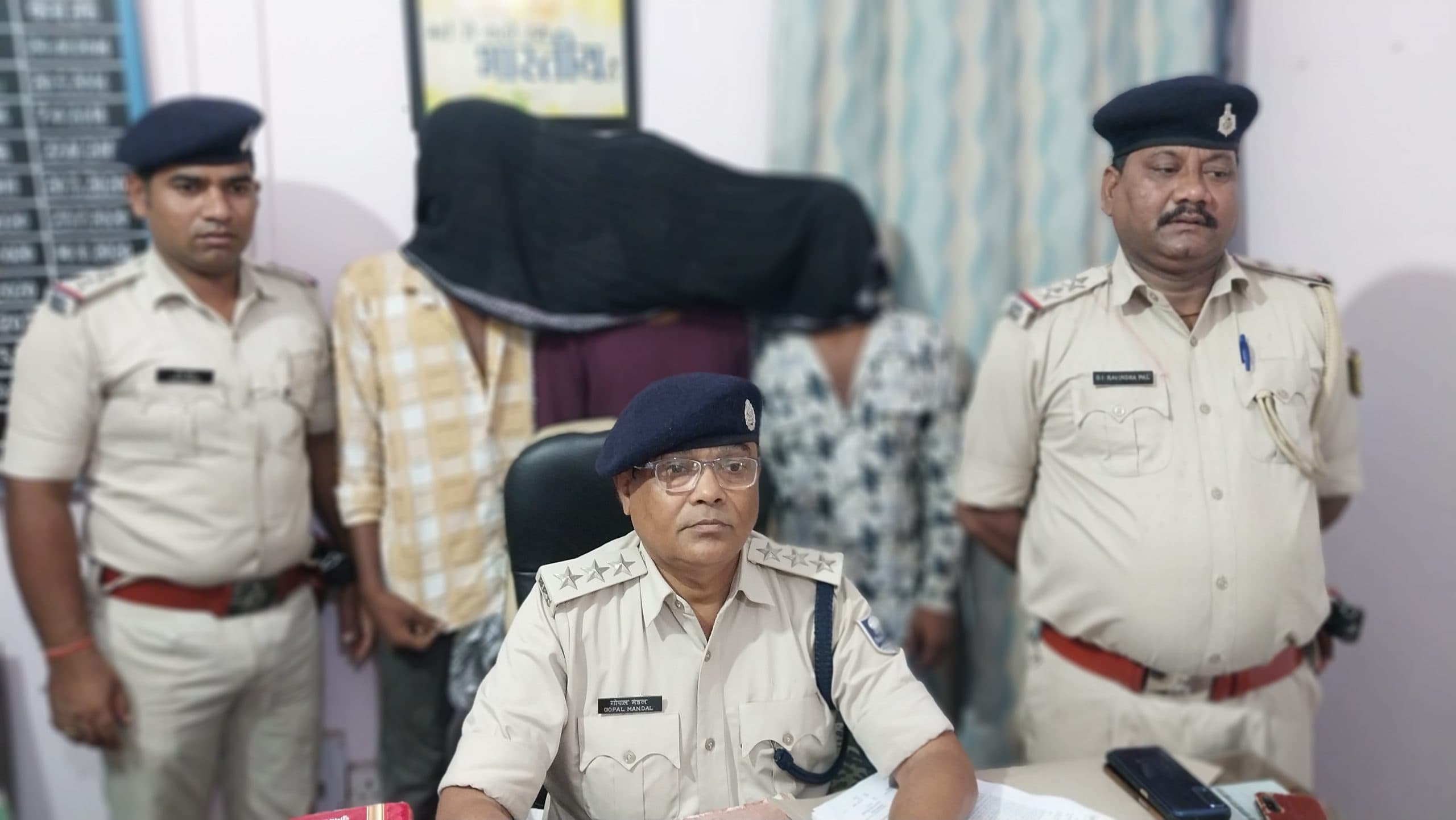 hajipur news. वाहन जांच के दौरान कट्टे के साथ तीन युवक गिरफ्तार