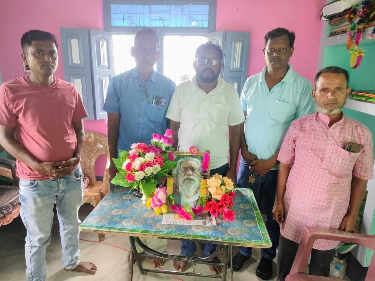 झामुमो कार्यकर्ताओं ने दिशोम गुरु की आत्मा की शांति के लिए की प्रार्थना