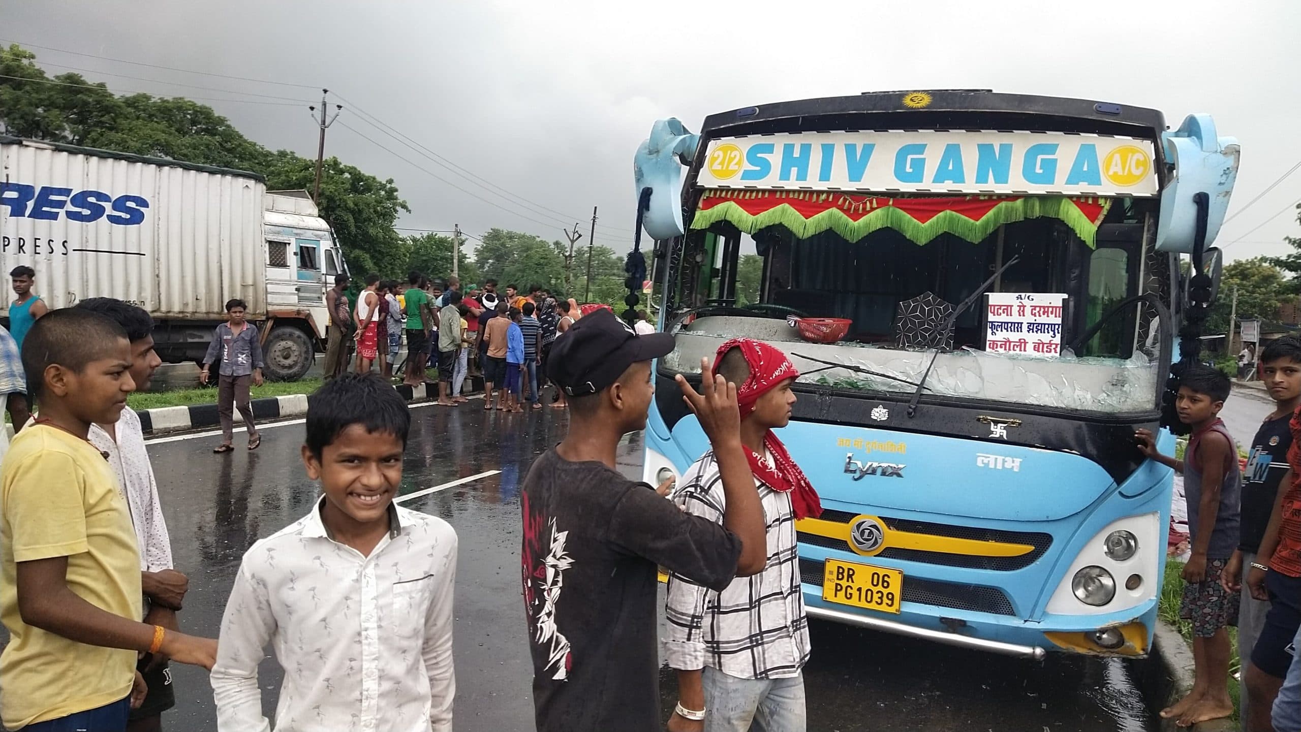 hajipur news. बस की ठोकर से बच्ची घायल