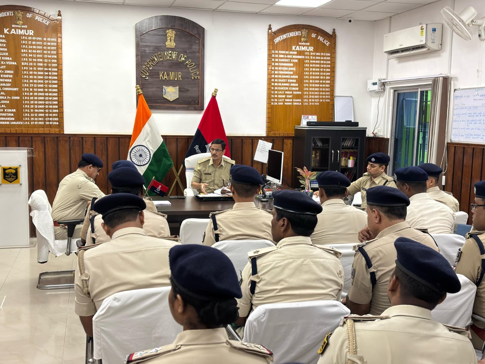 विशेष अभियान चलाकर करें लंबित कांडों के अभियुक्तों की गिरफ्तारी: एसपी