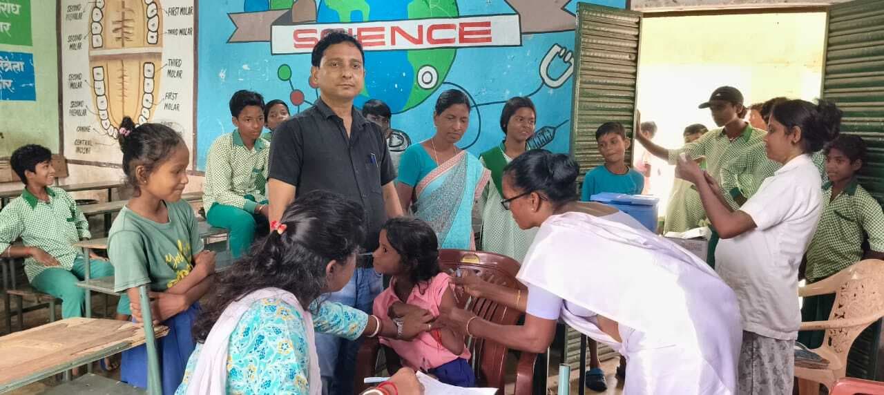 राजदाहा मध्य विद्यालय में छात्र-छात्राओं की हुई स्वास्थ्य जांच