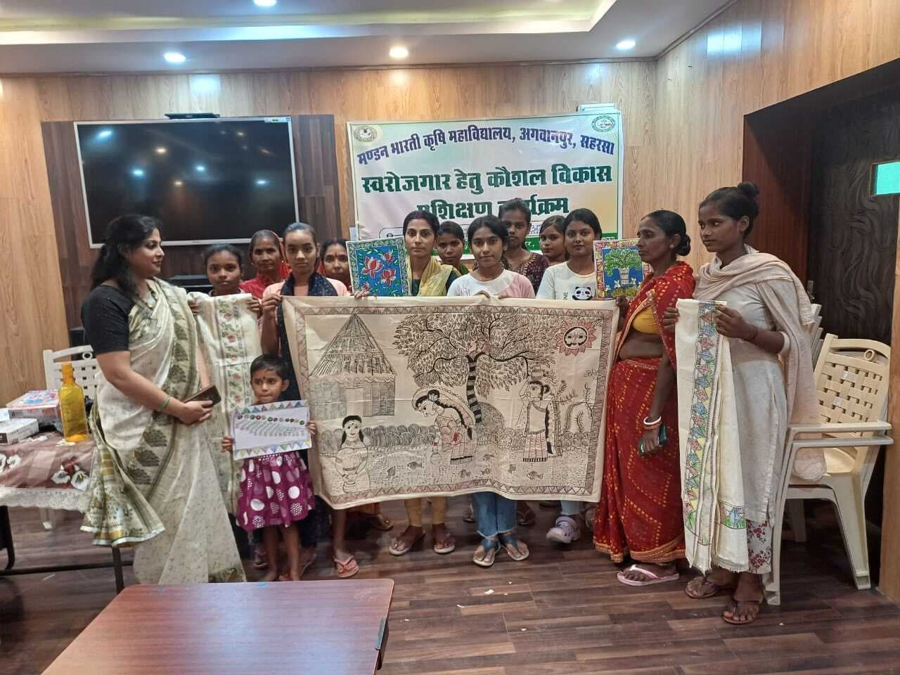 कौशल विकास के तहत दिया गया पेंटिंग प्रशिक्षण