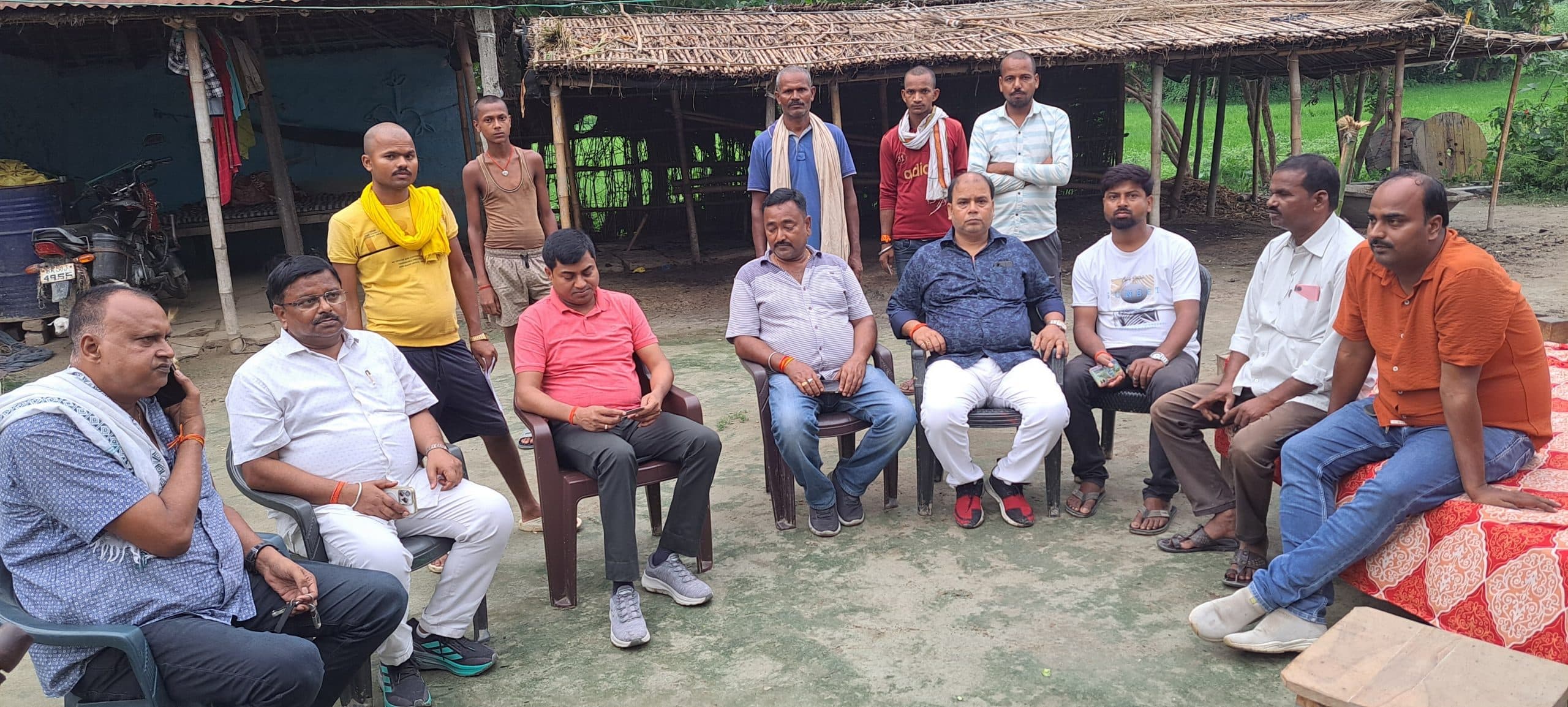 मृतक प्राईवेट बिजली मिस्त्री के घर पहुंचे ग्रामीण कार्य विभाग के विशेष सचिव, परिवार को बंधाया ढाढ़स