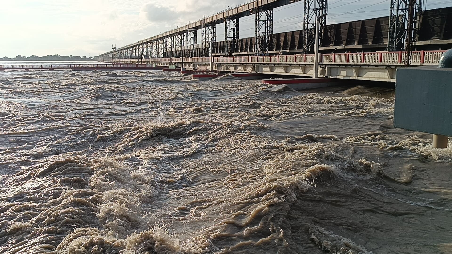 कोसी नदी में जलस्तर घटने व बढ़ने का सिलसिला जारी, खोले गये 19 फाटक, तटबंधों की सतत निगरानी जारी