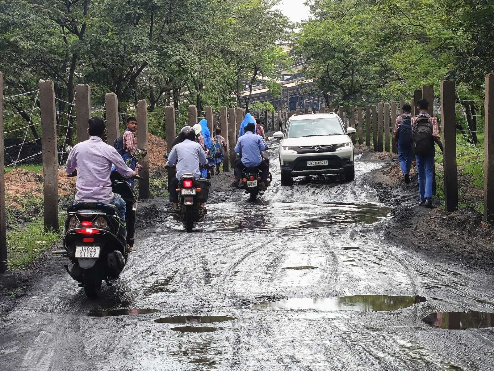 बिलारी-सीएमपी कच्ची सड़क पर जल जमाव व फिसलन से परेशानी