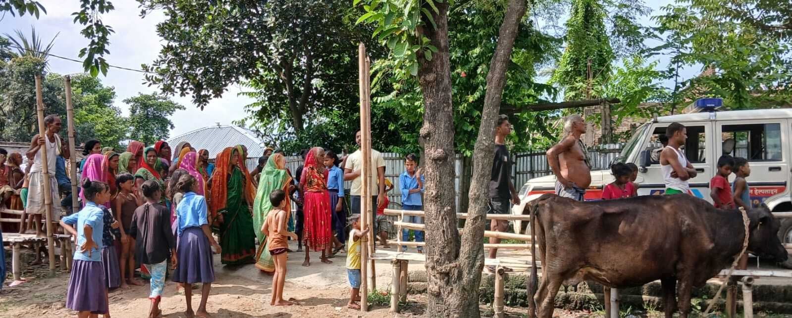 पेड़ में लटक युवती ने की आत्महत्या