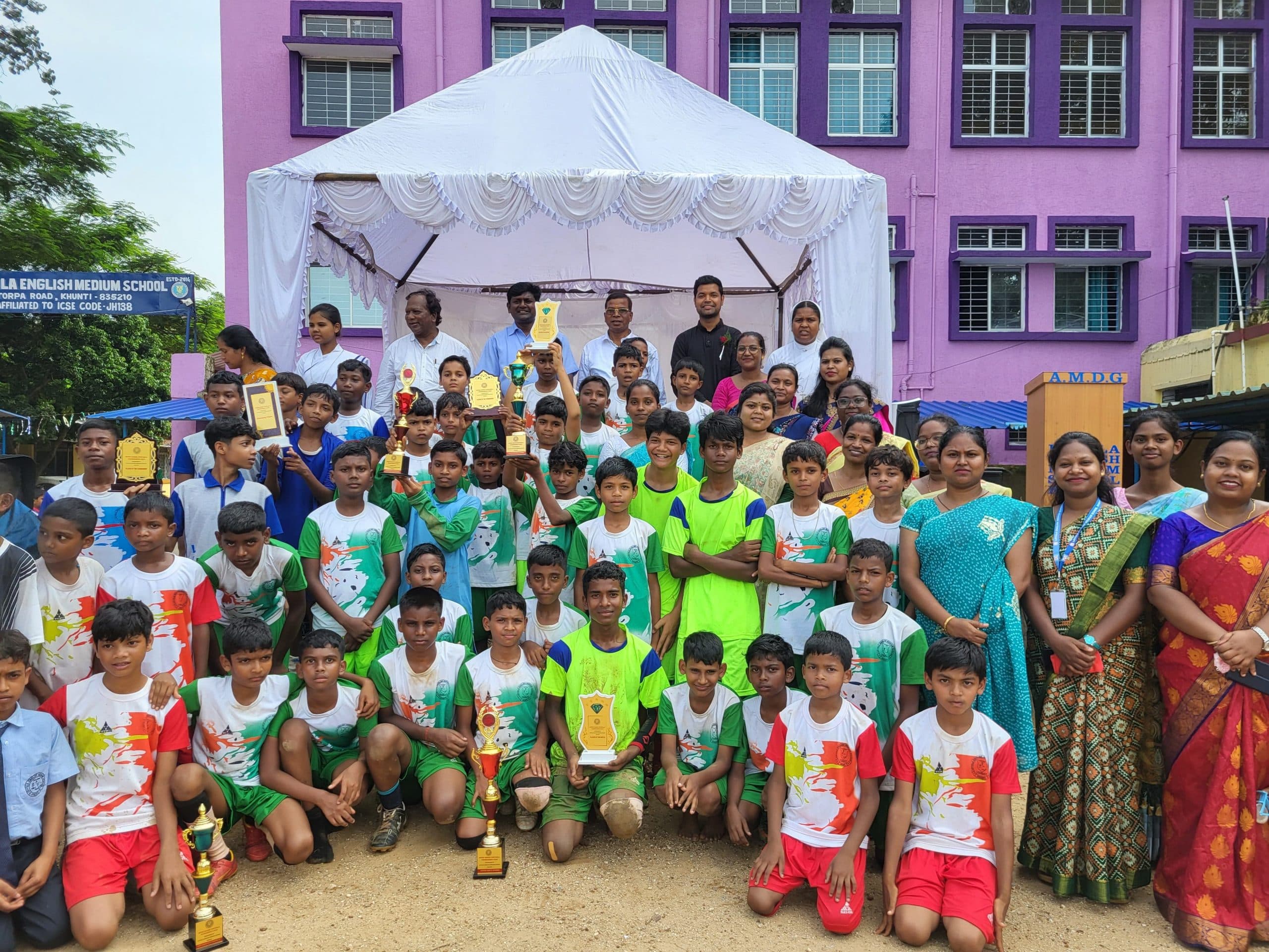 लोयोला स्कूल में इंटर हाउस फुटबॉल टूर्नामेंट का आयोजन