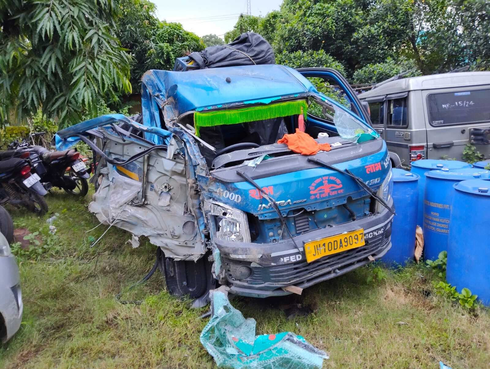 तेज रफ्तार बाइक की एंबुलेंस से टक्कर, किशोर की मौत, युवक गंभीर