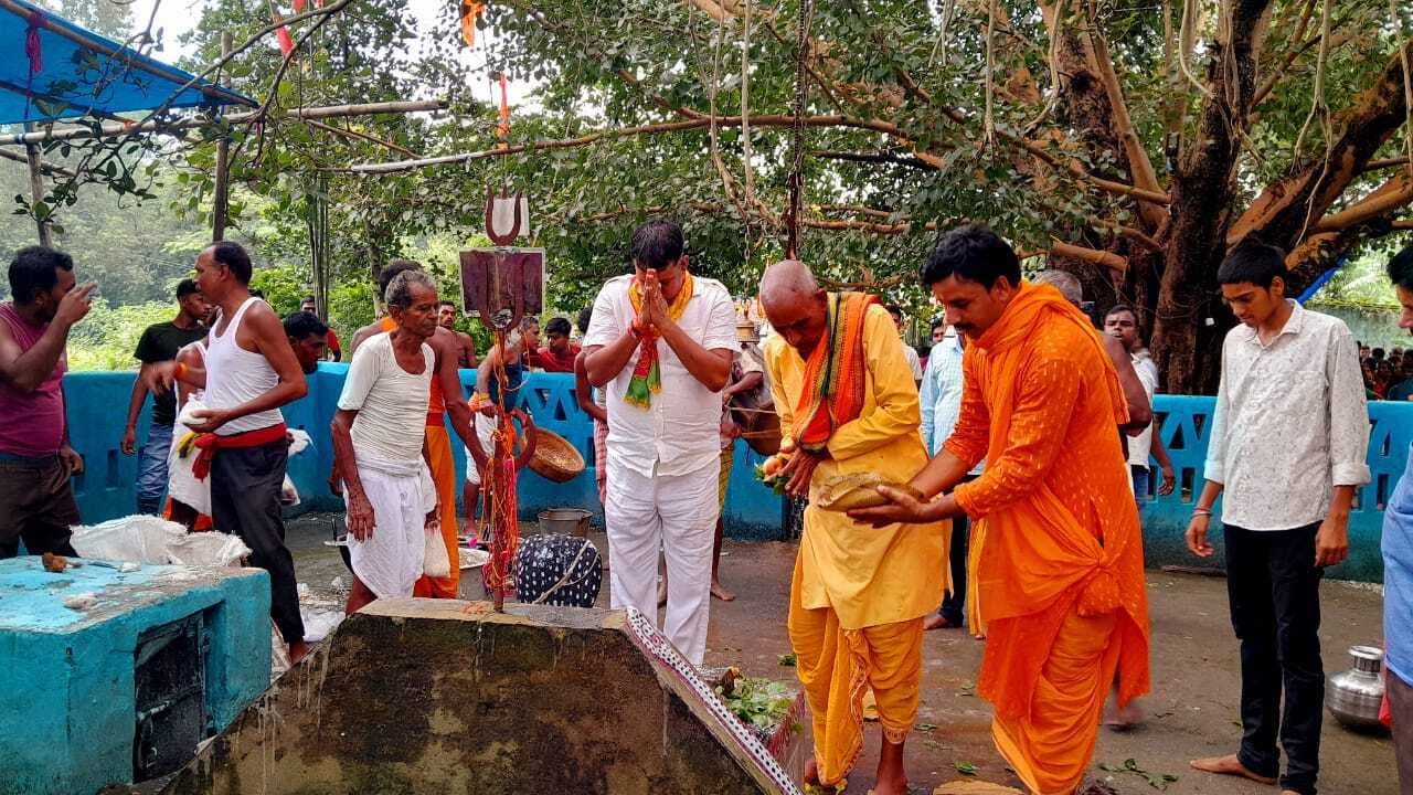 चितरा : बाबा दुबे की पूजा से माहौल हुआ भक्तिमय