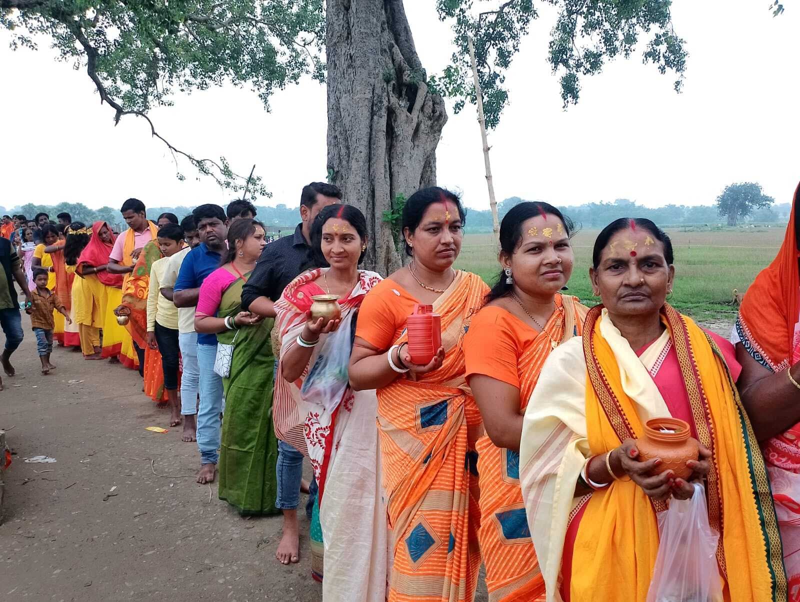 देवलेश्वर मंदिर में जलाभिषेक के लिए उमड़ी भीड़