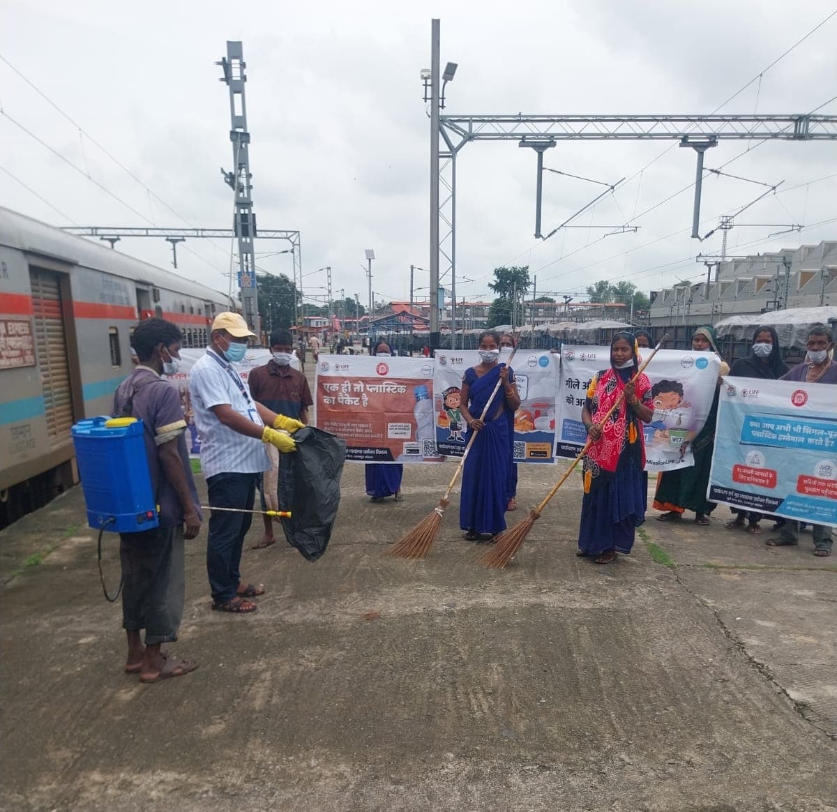 रेल यात्रियों से सिंगल यूज प्लास्टिक का उपयोग न करने का किया आह्वान