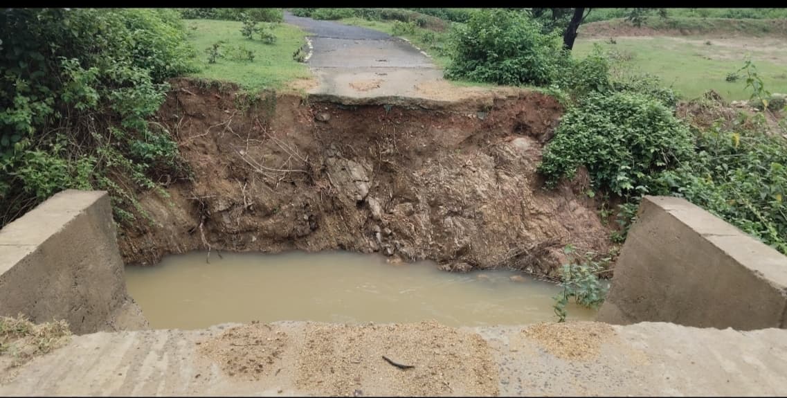 झांझी नदी की पुलिया व संपर्क पथ का एक भाग ध्वस्त, कई गांव प्रभावित