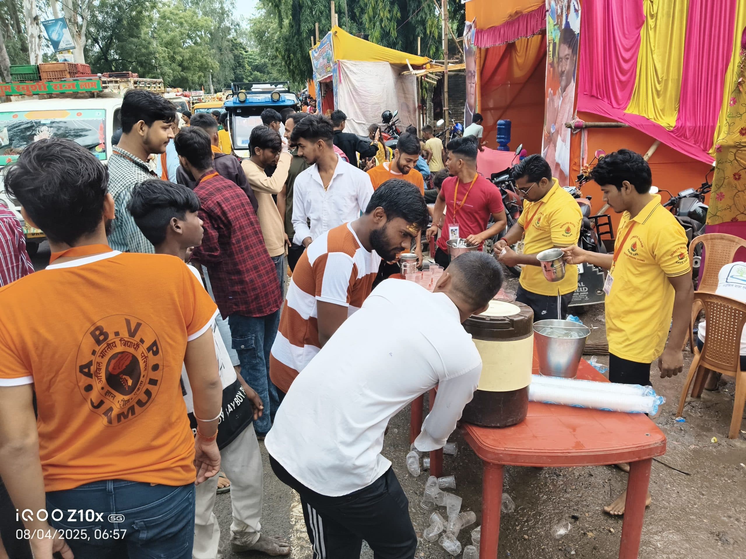 धनेश्वर धाम में श्रद्धालुओं की सेवा में जुटे ‘साइकिल यात्रा एक विचार’ मंच के सदस्य