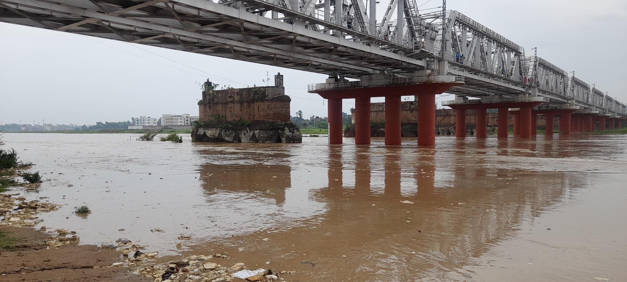 गंगा का जलस्तर खतरे के निशान पर पहुंचा, किऊल नदी है स्थिर