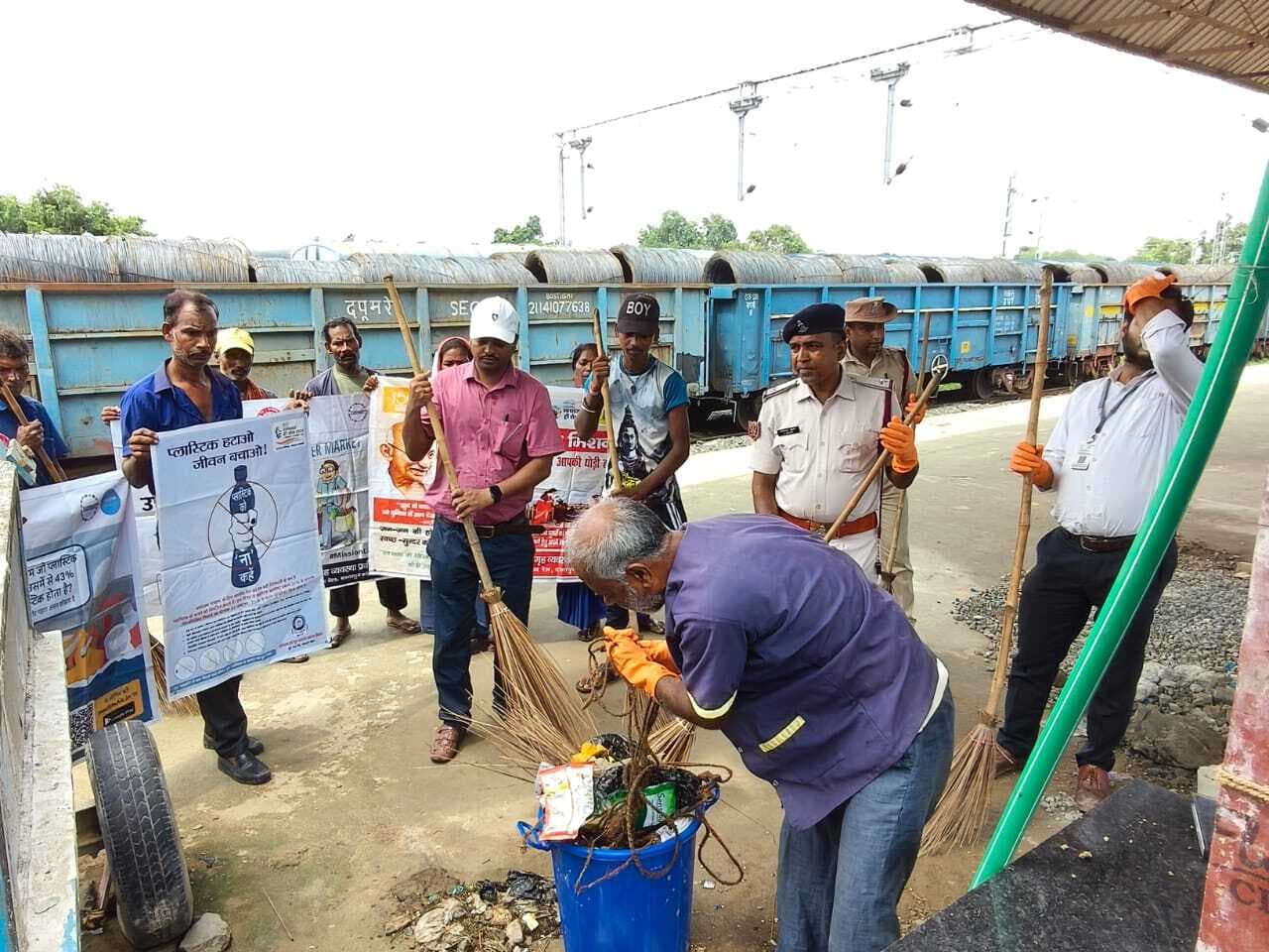 किऊल स्टेशन परिसर में रेलकर्मियों ने चलाया स्वच्छता अभियान