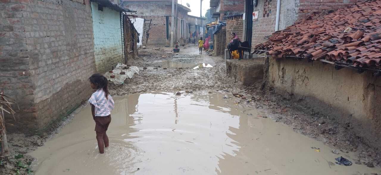 लगातार बारिश से किसान समेत आम लोग भी परेशान