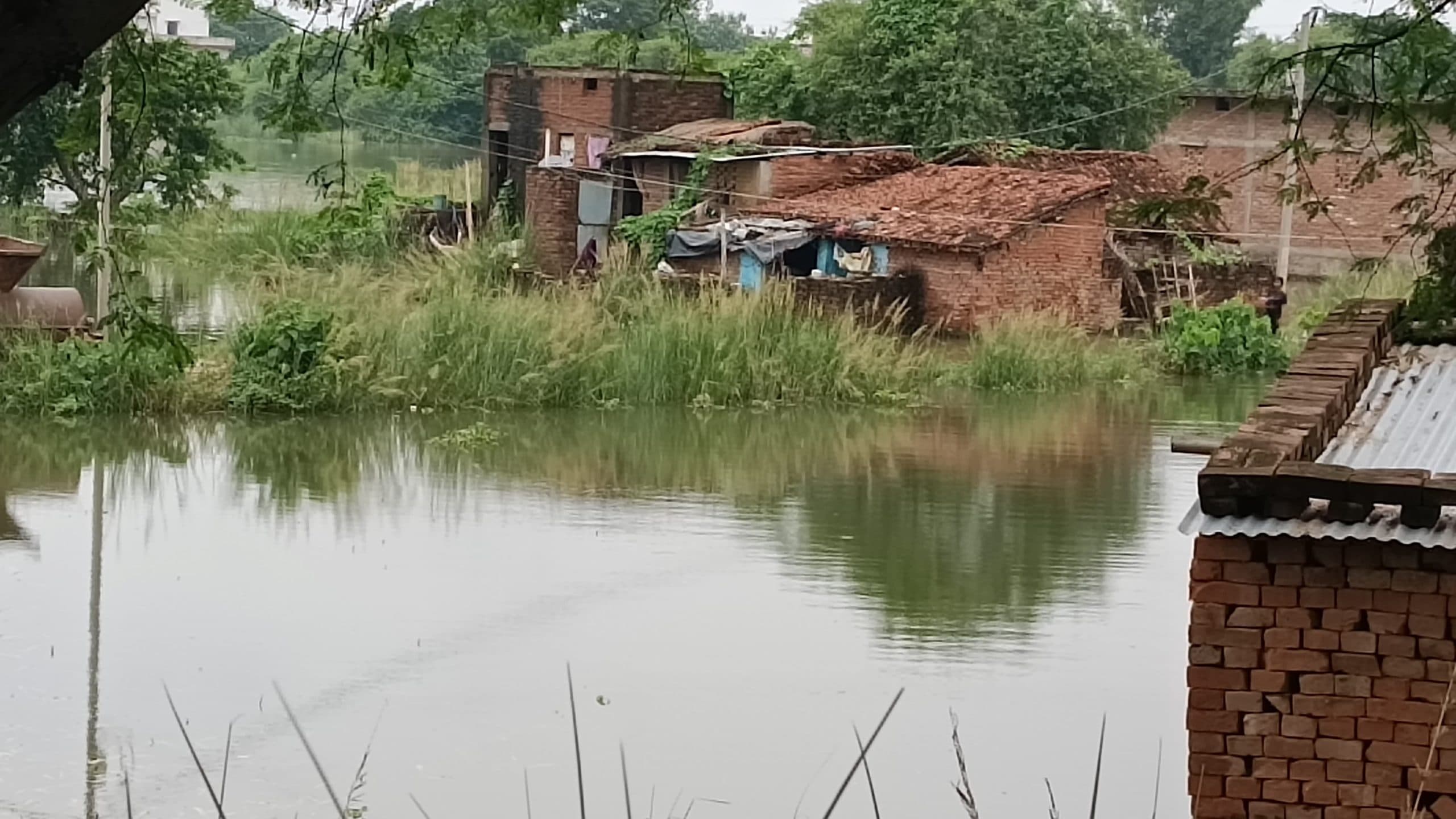 डकरा सत खजुरिया में बाढ़ के पानी का बढ़ा दबाव, दहशत में लोग