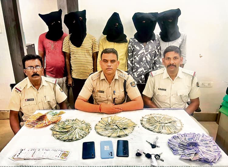Rourkela News: पांच जुआरी गिरफ्तार, 1.38 लाख रुपये नकद, बाइक व मोबाइल फोन जब्त