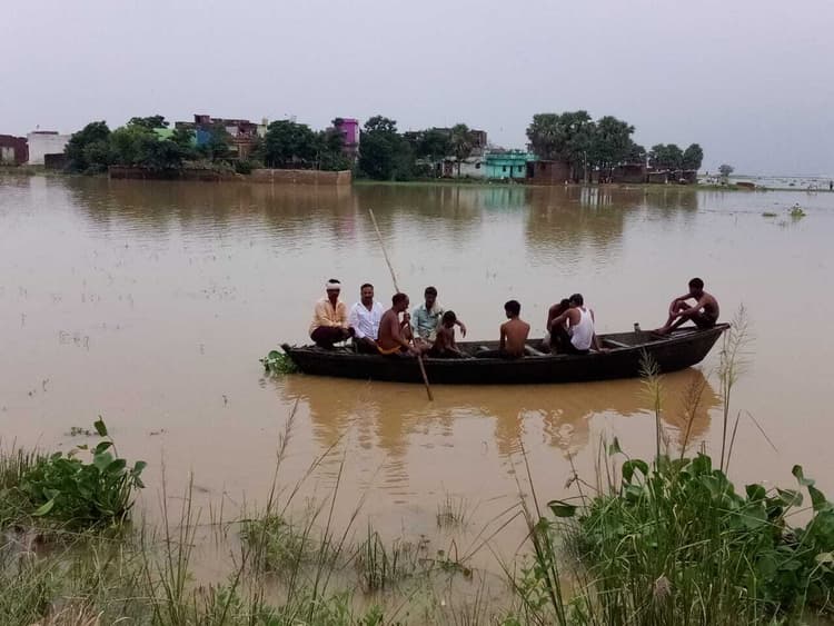 दनियावां और फतुहा में बाढ़ की स्थिति कई गांव पानी से घिरे, घरों में घुसा पानी