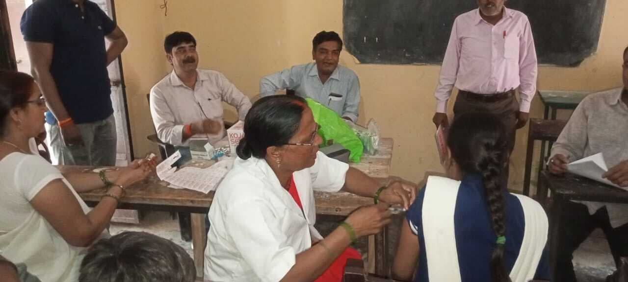 सर्वाइकल कैंसर रोकथाम के लिए छात्राओं को लगाया गया टीका