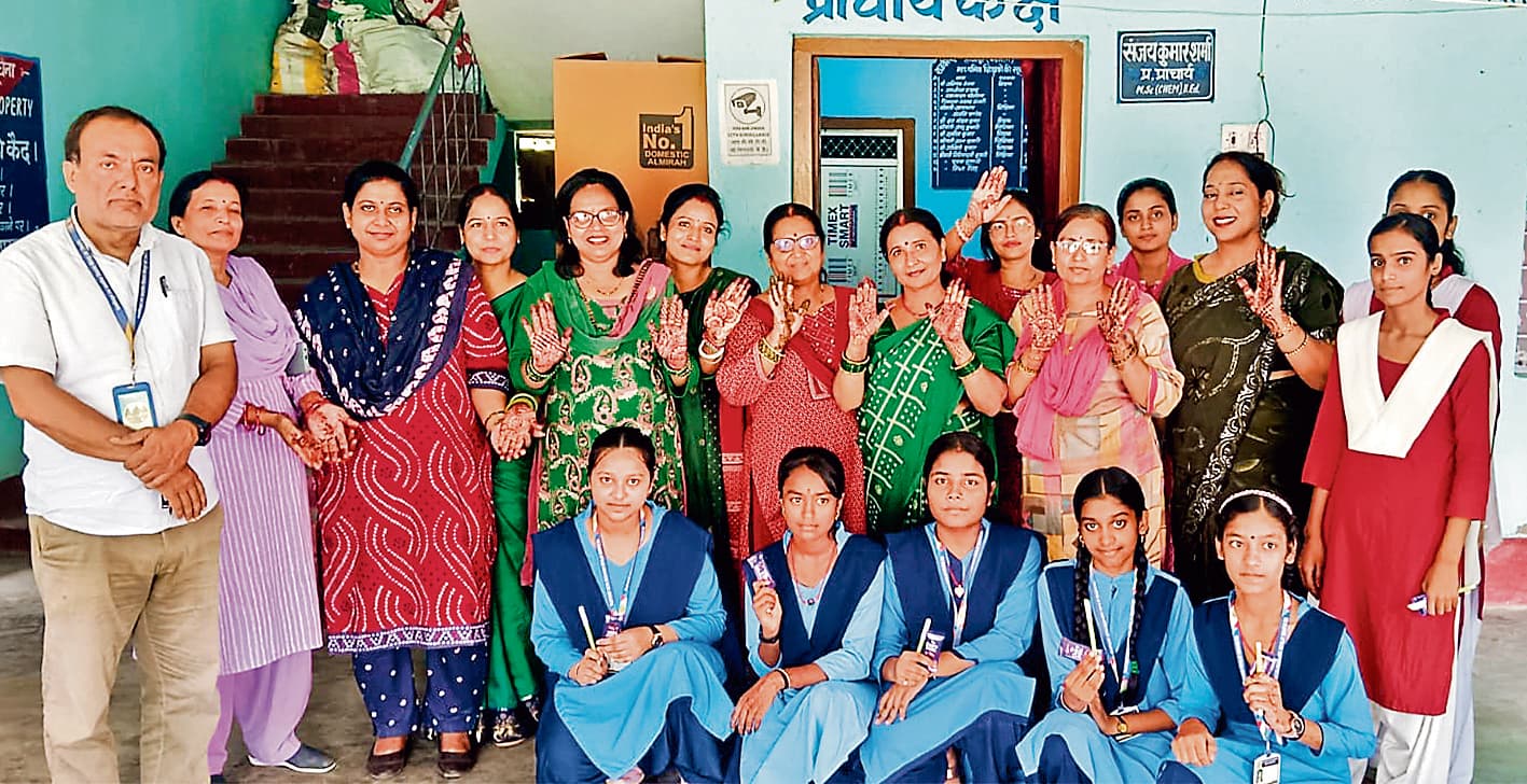 Hajipur News:मेहंदी प्रतियोगिता में छात्राओं ने दिखाया हुनर, शिवानी, मनीषा और सिमरन रहीं अव्वल