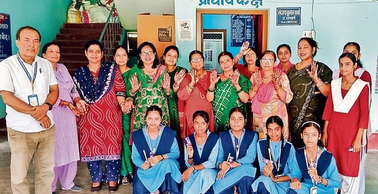 Hajipur News:मेहंदी प्रतियोगिता में छात्राओं ने दिखाया हुनर, शिवानी, मनीषा और सिमरन रहीं अव्वल