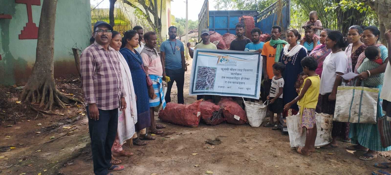 किसानों के बीच बीज और कीटनाशक का वितरण