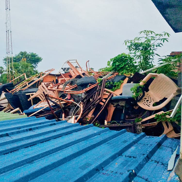 Hajipur News:महनार सीएचसी की छत पर सड़ रहे लाखों के उपकरण, मच्छरों से बीमारी फैलने का खतरा