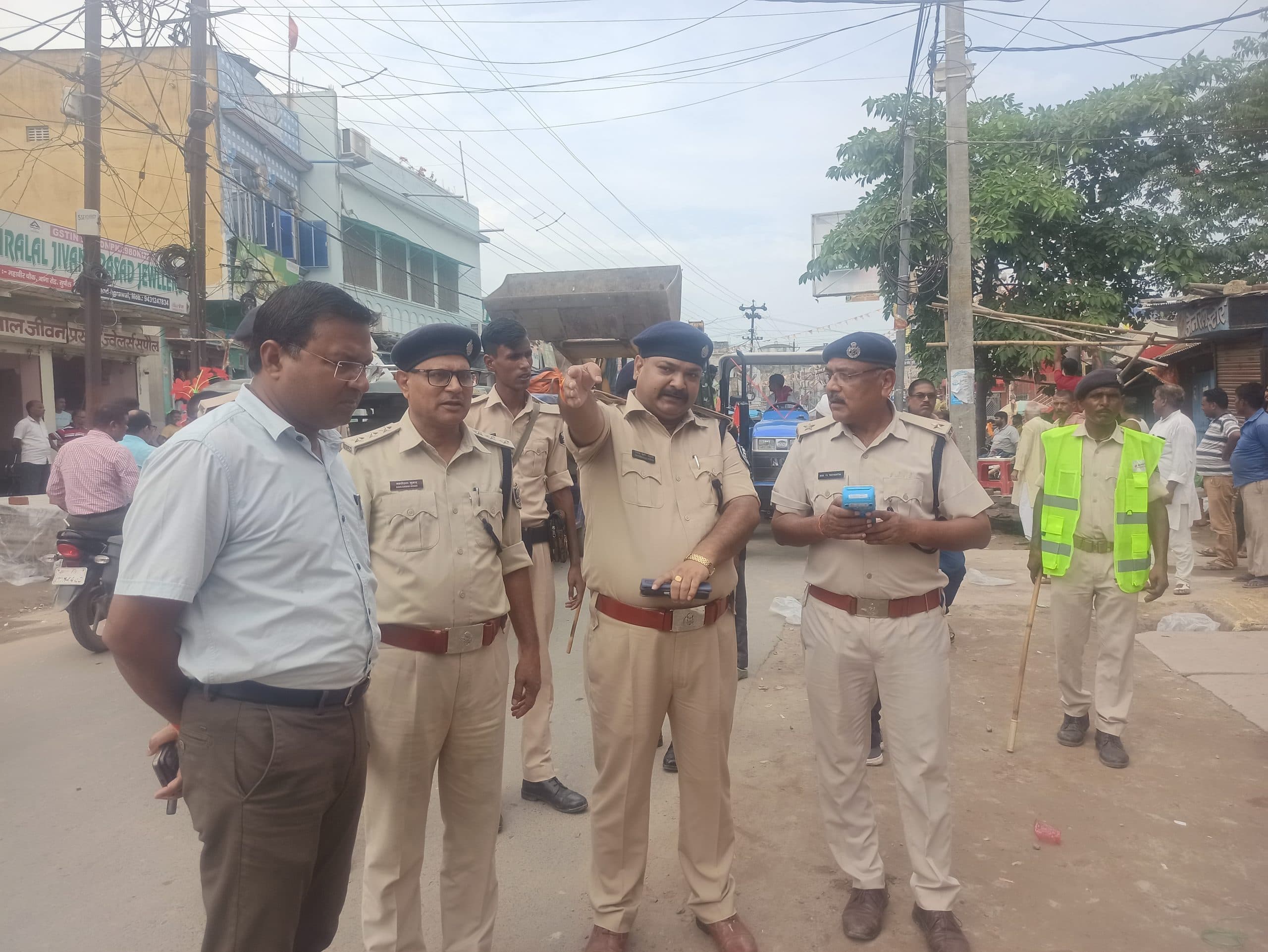 अतिक्रमण के खिलाफ चला प्रशासन का बुलडोजर, महावीर चौक से हुसैन चौक तक की गयी कार्रवाई