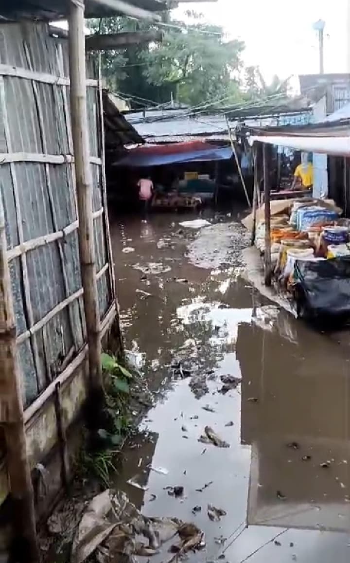 लगातार बारिश से बड़हरा बाजार की स्थिति नारकीय